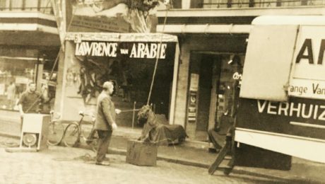 95 jaar…. wat een geschiedenis ondertussen. De volgende weken laten we jullie meekijken in ons verleden. 4 generaties verhuizers in Antwerpen en ver daarbuiten. Deze week een verhuis met katrol in de jaren 60. Wie weet waar deze foto werd genomen?