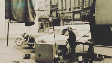 Deel 2 in onze historische weken! Werken met de katrol in Antwerpen midden jaren 60. Zou leuk zijn als we de mannen op de foto kunnen identificeren? Wie heeft of kent familieleden die in de jaren 60 verhuizer waren in Antwerpen? #geschiedenis #verhuizen #katrol #anthonissen