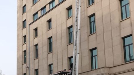 Dubbele lift in actie! Interne kantoorverhuizingen op een efficiënte manier. #anthonissen #verhuis #kantoor #b2b #ladderlift