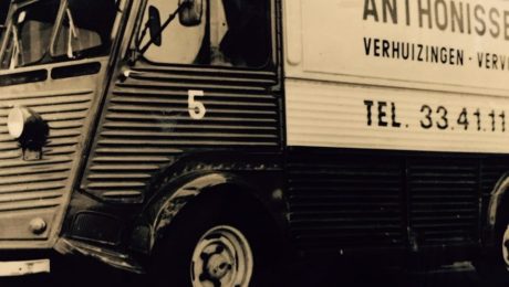 Het is spijtig dat we geen oude wagens meer hebben! Retro verhuizingen? Zou dat niet aanslagen? ? #anthonissen #kantoorverhuis #verhuizingen #generaties #oldtimers #retro