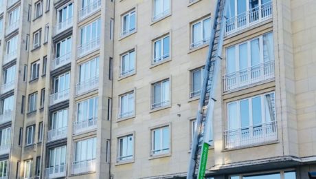Recht omhoog! Fijn weekend iedereen! #anthonissen #verhuisbedrijf #verhuizingen #ladderlift #antwerpen